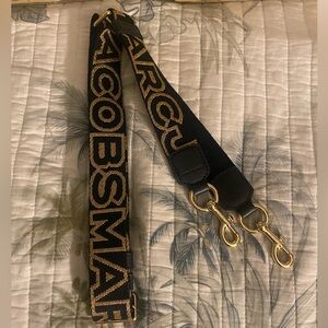 Marc Jacobs THE THIN OUTLINE LOGO WEBBING STRAP Black & Gold